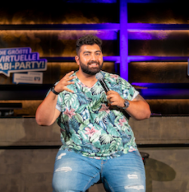 Faisal Kawusi mit Mikrofon