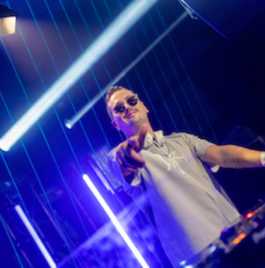 Robin Schulz zeigt auf die Kamera beim Auflegen und Feiern.