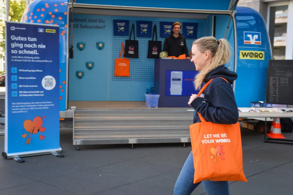 Wero Celebration Trailer vor der DZ BANK mit Person mit Giveaway