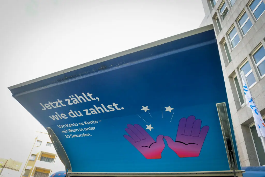 Wero Celebration Trailer vor der DZ BANK