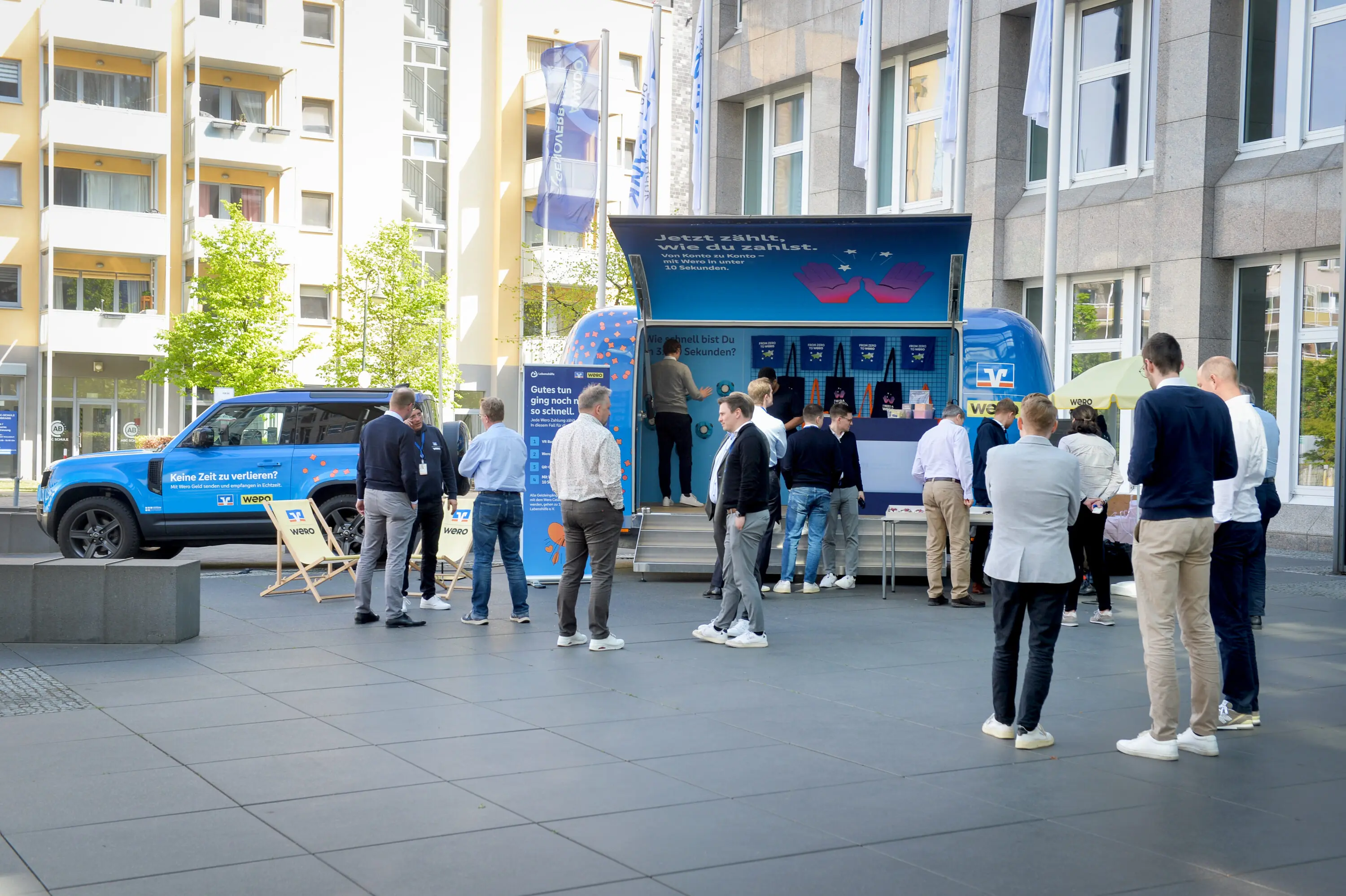 Wero Celebration Trailer mit Personen davor