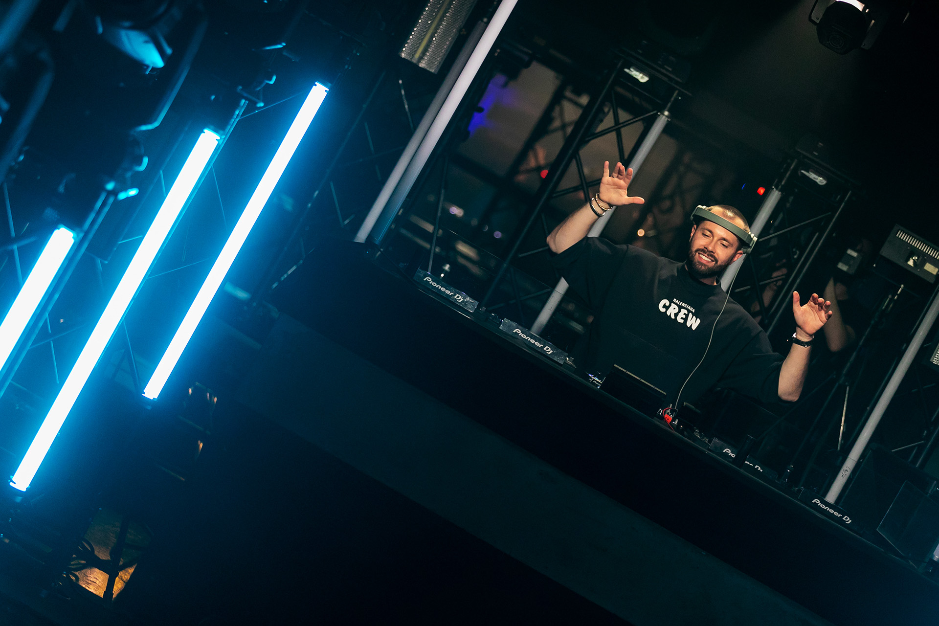 DJ David Puentez am Pult beim Auflegen.