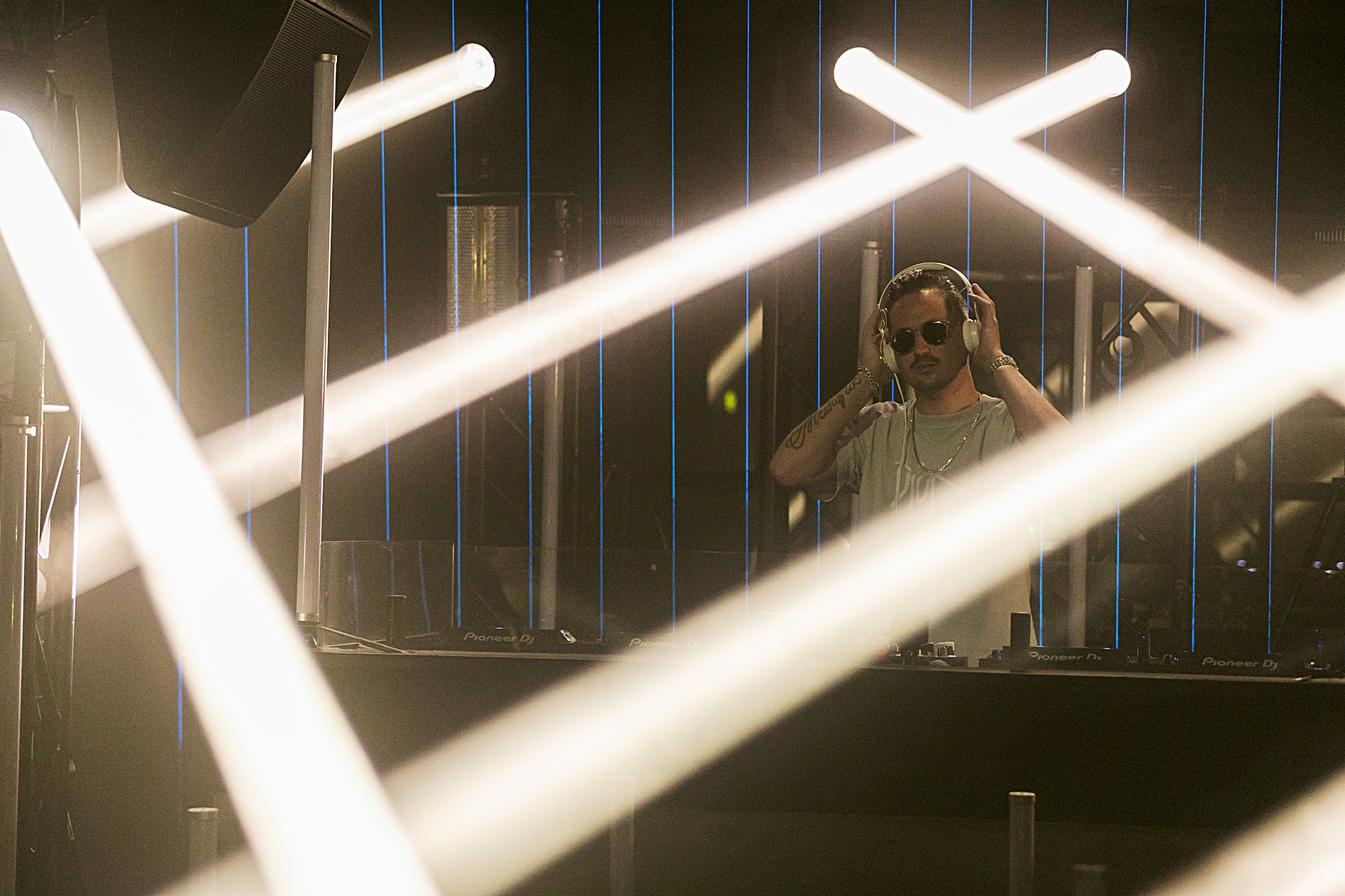 DJ Robin Schulz beim Auflegen am Pult