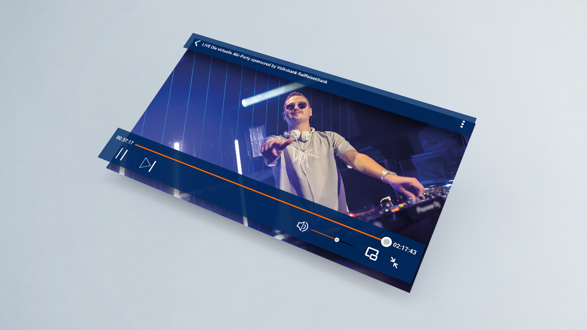 Video-Player mit DJ-Performance; ein DJ mit Sonnenbrille steht am Mischpult vor Lichteffekten.