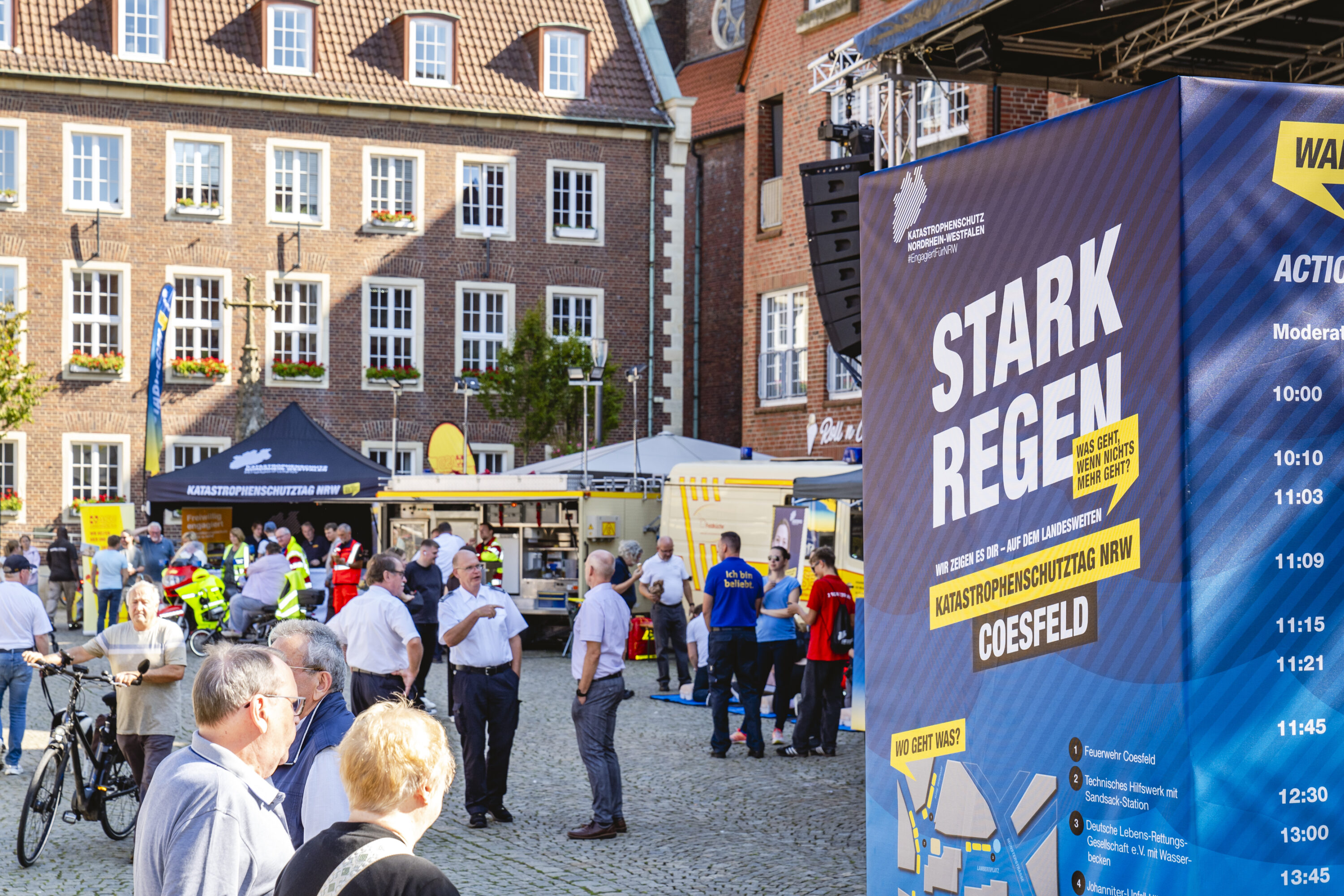 Besucher*innen informieren sich auf dem Katastrophenschutztag NRW in Coesfeld 2023 über das Thema Starkregen und die geplanten Aktionen des Tages.