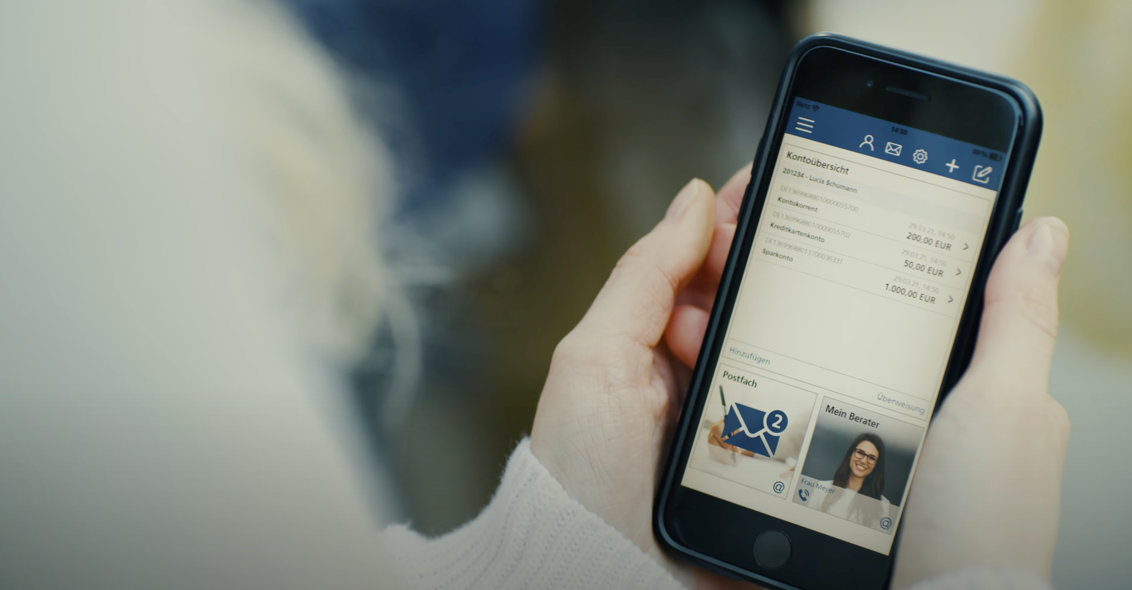 ChatGPT:
Nahaufnahme einer Hand, die ein Smartphone mit geöffneter Banking-App hält; auf dem Display ist eine Kontenübersicht sowie das Postfach und die Beraterin sichtbar. Die Szene vermittelt digitale Kontrolle und Vertrauen in die moderne Finanzverwaltung.